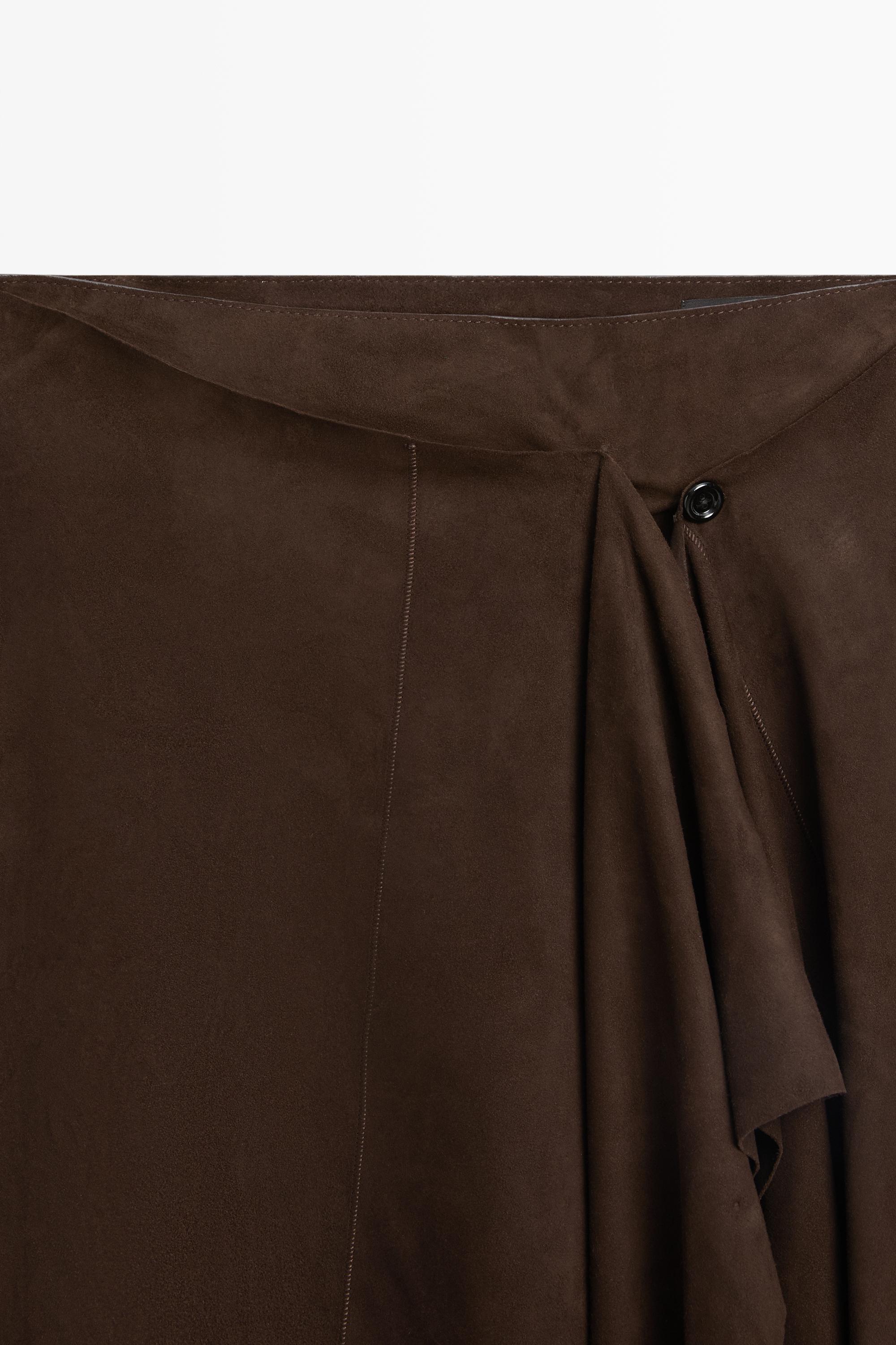Jupe midi en daim avec détail volant